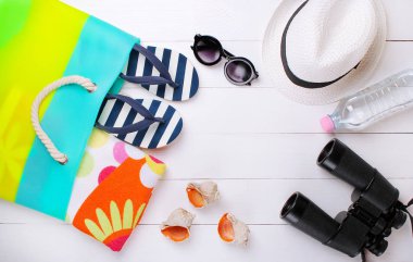 Beyaz bir arka plan üzerinde şık plaj aksesuarları