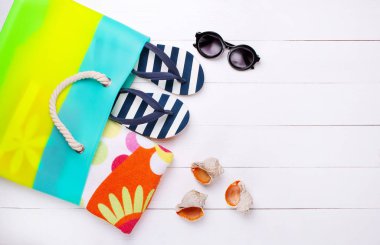 Beyaz bir arka plan üzerinde şık plaj aksesuarları