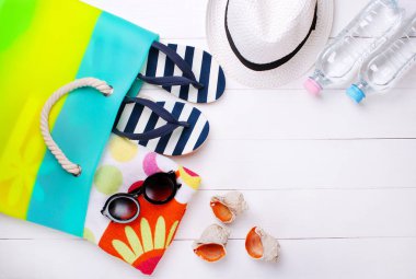 Beyaz bir arka plan üzerinde şık plaj aksesuarları
