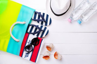 Beyaz bir arka plan üzerinde şık plaj aksesuarları