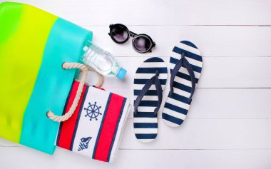 Beyaz bir arka plan üzerinde şık plaj aksesuarları