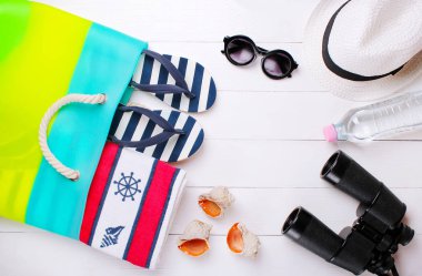 Beyaz bir arka plan üzerinde şık plaj aksesuarları