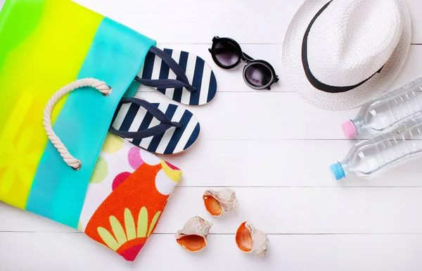Beyaz bir arka plan üzerinde şık plaj aksesuarları