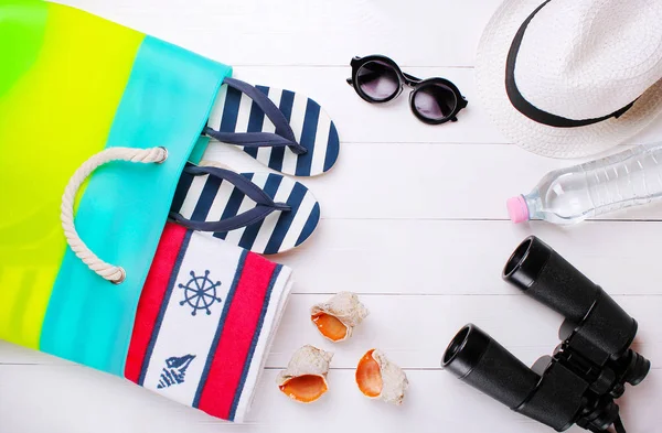 Beyaz bir arka plan üzerinde şık plaj aksesuarları