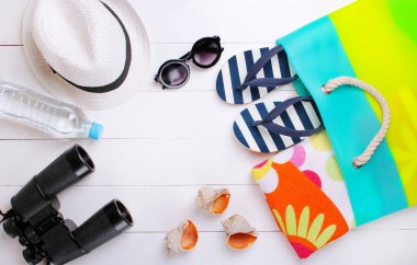 Beyaz bir arka plan üzerinde şık plaj aksesuarları