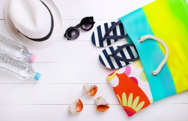 Beyaz bir arka plan üzerinde şık plaj aksesuarları