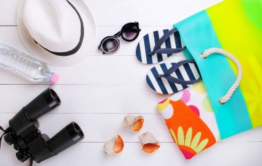 Beyaz bir arka plan üzerinde şık plaj aksesuarları