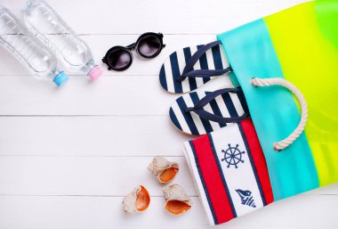 Beyaz bir arka plan üzerinde şık plaj aksesuarları