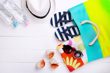 Beyaz bir arka plan üzerinde şık plaj aksesuarları