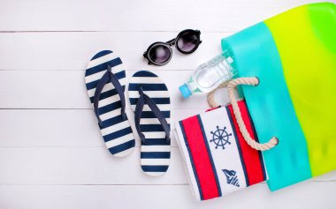 Beyaz bir arka plan üzerinde şık plaj aksesuarları