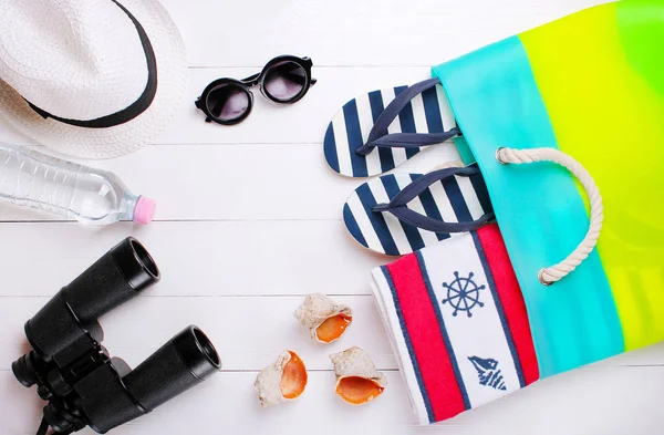 Trendy strand accessoires op een witte achtergrond — Stockfoto