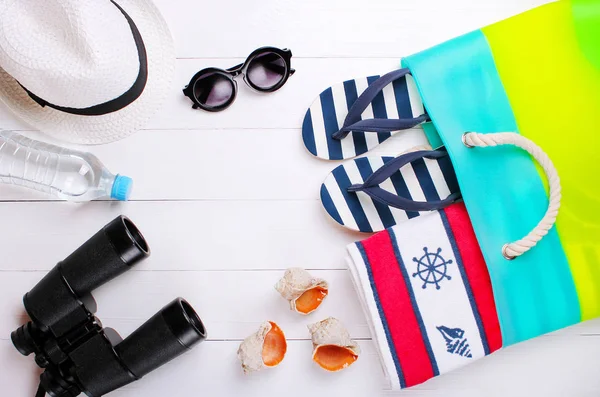 Trendy strand accessoires op een witte achtergrond — Stockfoto