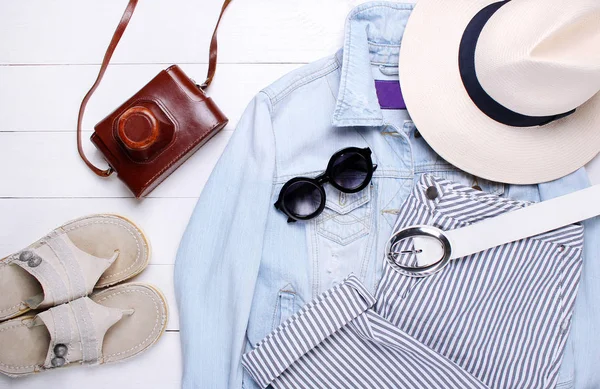 패션입니다. 청바지 자 켓, 패션 바지, 모자, 오래 된 카메라와 흰색 배경에 선글라스 — 스톡 사진