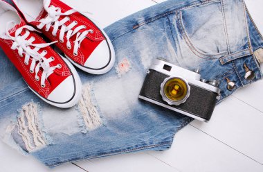 Beyaz bir arka plan üzerinde spor ayakkabıları ile moda kot pantolon