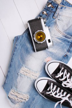 Beyaz bir arka plan üzerinde spor ayakkabıları ile moda kot pantolon