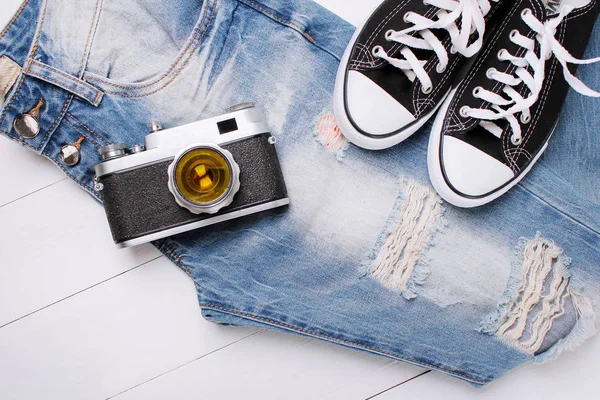 Jeans na moda com sapatilhas em um fundo branco — Fotografia de Stock