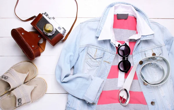 Moda. Kot ceket, moda T-shirt, eski fotoğraf makinesi ve beyaz bir arka plan üzerinde güneş gözlüğü — Stok fotoğraf