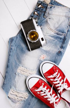 Beyaz bir arka plan üzerinde spor ayakkabıları ile moda kot pantolon