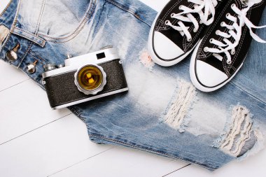 Beyaz bir arka plan üzerinde spor ayakkabıları ile moda kot pantolon