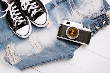 Beyaz bir arka plan üzerinde spor ayakkabıları ile moda kot pantolon