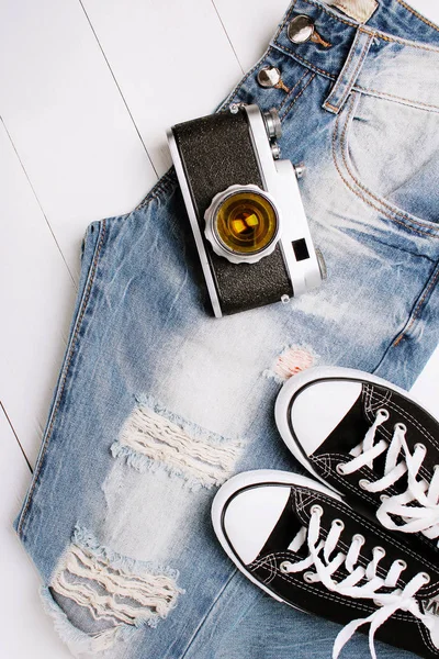 Jeans na moda com sapatilhas em um fundo branco — Fotografia de Stock