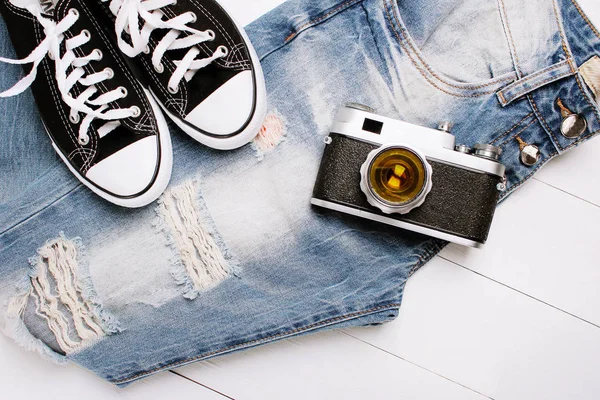 Jeans na moda com sapatilhas em um fundo branco — Fotografia de Stock