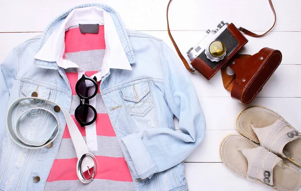 Moda. Chaqueta vaquera, camiseta de moda, cámara vieja y gafas de sol sobre fondo blanco — Foto de Stock