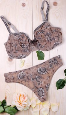 Güzel kadın iç çamaşırı. Dantel külot ve sutyen ahşap arka plan üzerinde yalan.