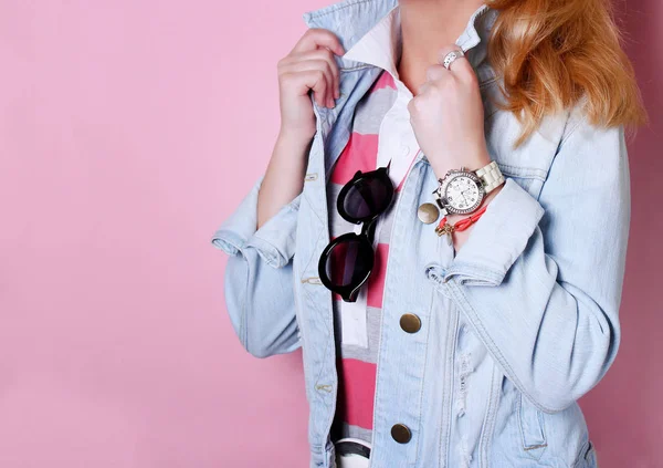 ファッション。ジーンズのジャケットとピンクの背景のおしゃれな t シャツの若い女性 — ストック写真
