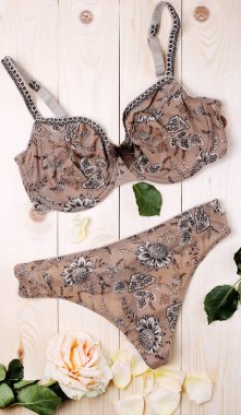 Güzel kadın iç çamaşırı. Dantel külot ve sutyen ahşap arka plan üzerinde yalan.