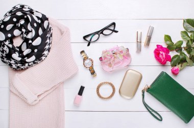moda. trendy kazak, güzel eşarp ve cüzdan beyaz bir arka plan üzerinde