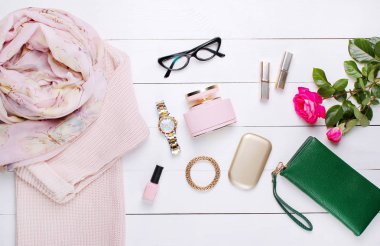 moda. trendy kazak, güzel eşarp ve cüzdan beyaz bir arka plan üzerinde