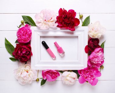 Beyaz bir çerçeve ve peonies beyaz zemin üzerine ruj