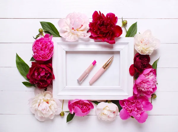 Rossetto in cornice bianca e peonie su fondo bianco — Foto Stock