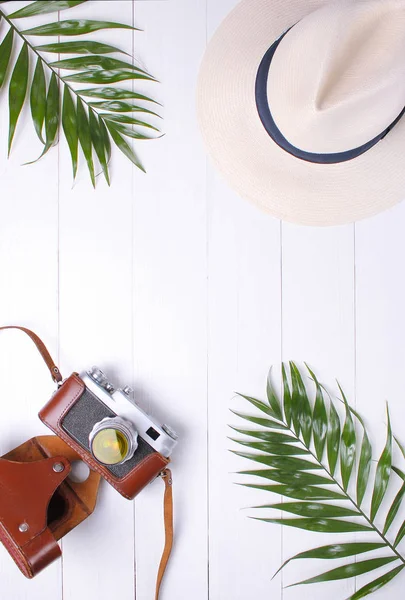 古いカメラ、パーム枝と白い背景の麦わら帽子 — ストック写真