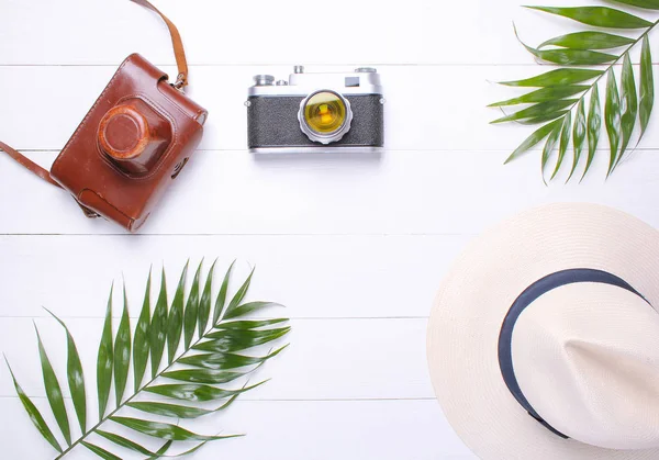 오래 된 카메라, 팜 분기와 흰색 바탕에 밀 짚 모자 — 스톡 사진