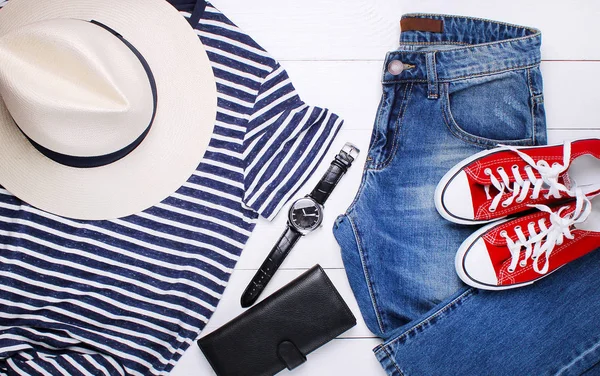 Moda t-shirt, kot pantolon ve beyaz bir arka plan üzerine şapka