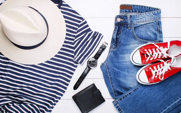 T-shirt na moda, jeans e chapéu em um fundo branco — Fotografia de Stock