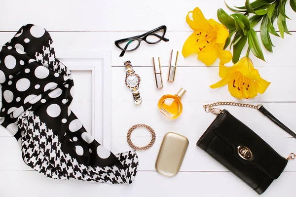 Модний шарф, парфуми, окуляри та квіти на білому тлі — стокове фото