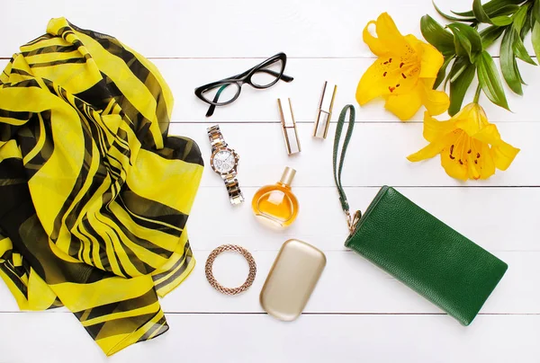 Bufanda de moda, perfume, gafas y flores sobre fondo blanco — Foto de Stock