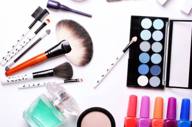 Makyaj fırça, parfüm, göz farı, allık beyaz arka plan üzerinde