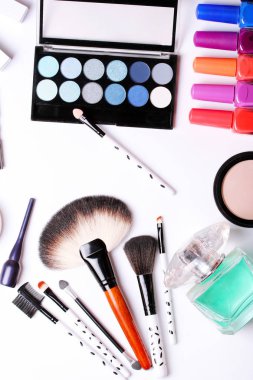 Makyaj fırça, parfüm, göz farı, allık beyaz arka plan üzerinde