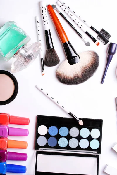 Makyaj fırça, parfüm, göz farı, allık beyaz arka plan üzerinde
