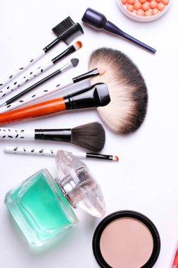 Makyaj fırça, parfüm, göz farı, allık beyaz arka plan üzerinde