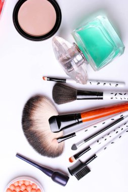 Makyaj fırça, parfüm, göz farı, allık beyaz arka plan üzerinde
