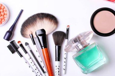 Makyaj fırça, parfüm, göz farı, allık beyaz arka plan üzerinde