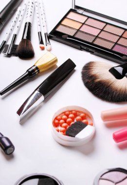 Makyaj fırça, göz farı, allık beyaz zemin üzerine