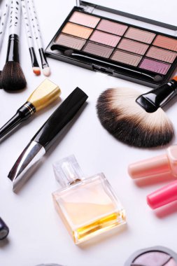 Makyaj fırça, parfüm, göz farı, allık beyaz arka plan üzerinde