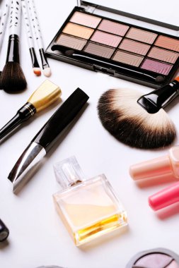 Makyaj fırça, parfüm, göz farı, allık beyaz arka plan üzerinde