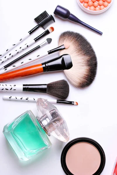 Make-up Pinsel, Parfüm, Lidschatten, Rouge auf weißem Hintergrund — Stockfoto